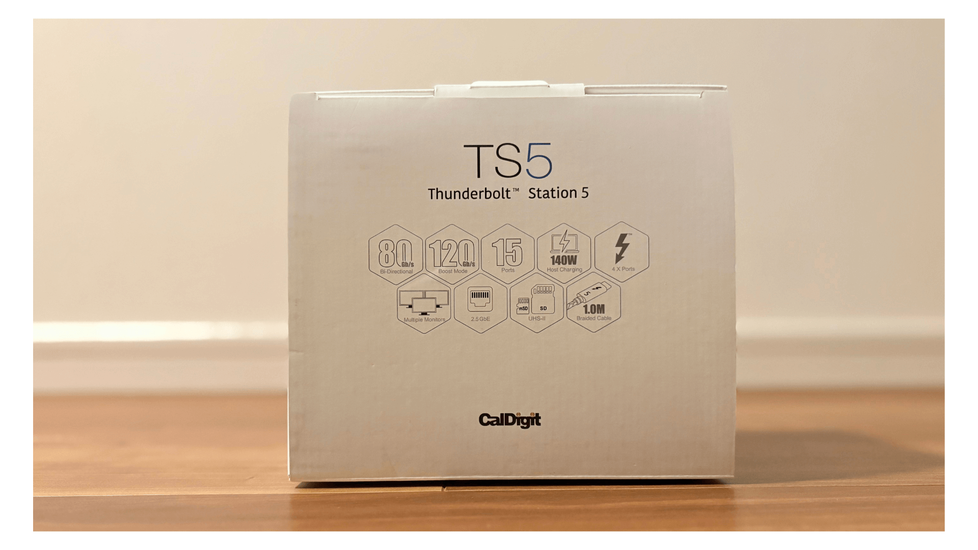 CalDigit TS5 vs TS5 Plus 徹底比較！MacBook Airユーザーが選ぶべき 