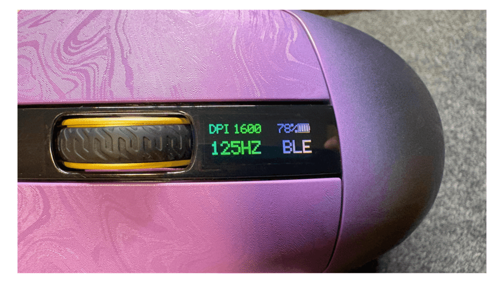 Carbonis MouseのLCDディスプレイ表示