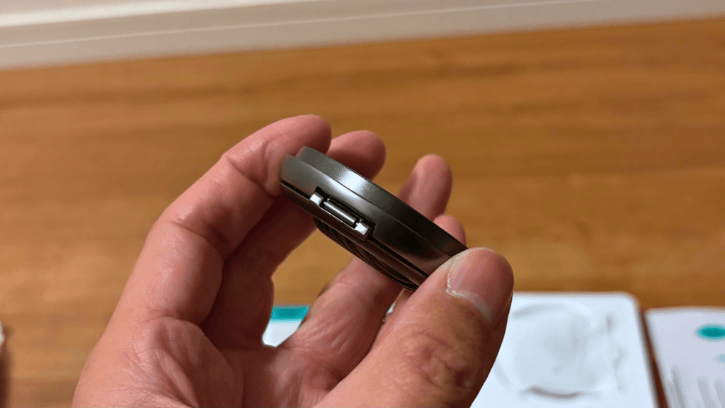 ESR Cyclone 25Wの薄さがわかる写真